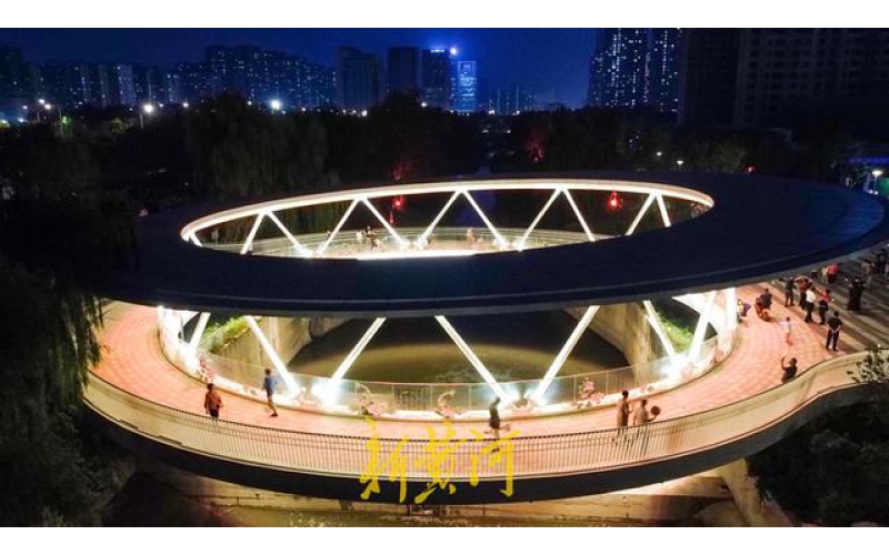 山東濟(jì)南云影橋夜晚變幻五彩水簾，成為臘山河夜景的璀璨亮點(diǎn)